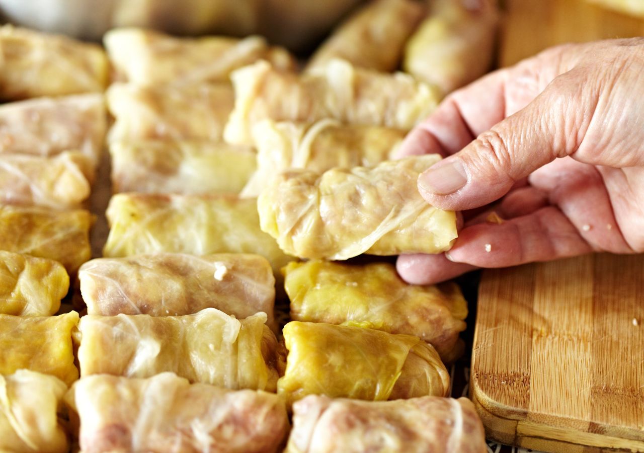 Proces przygotowywania sarmali - rumuńskich pierożków