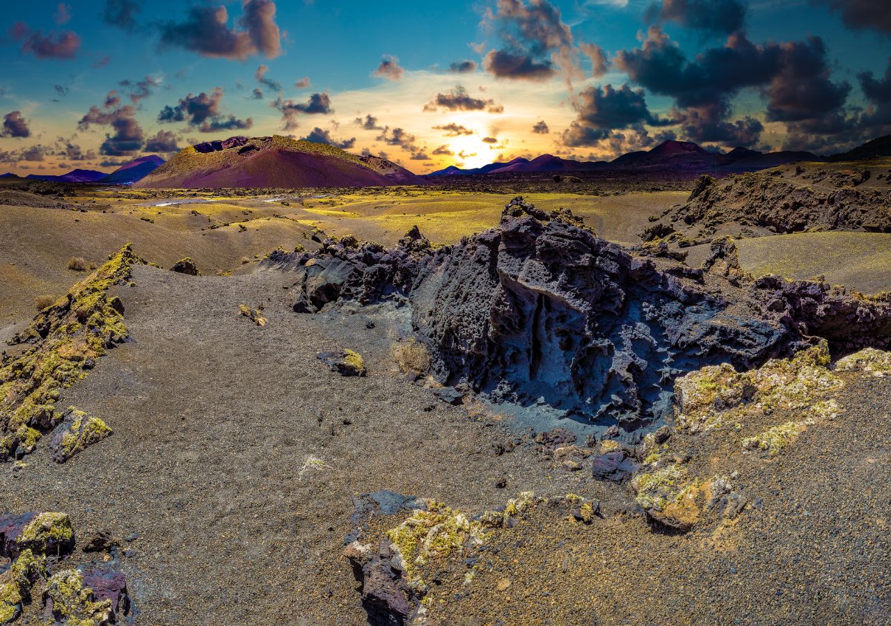 Wulkaniczny krajobraz w Parku Narodowym Timanfaya na Lanzarote, wyspy kanaryjskie, Hiszpania