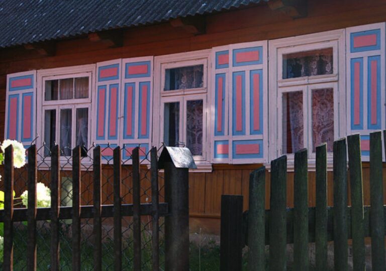 Tradycyjne zdobienia okien w Trzeciance na podlasiu - kraina kolorowych okien