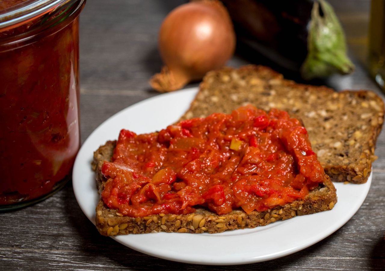 Chleb i talerz z rumuńską pastą Zacuscă