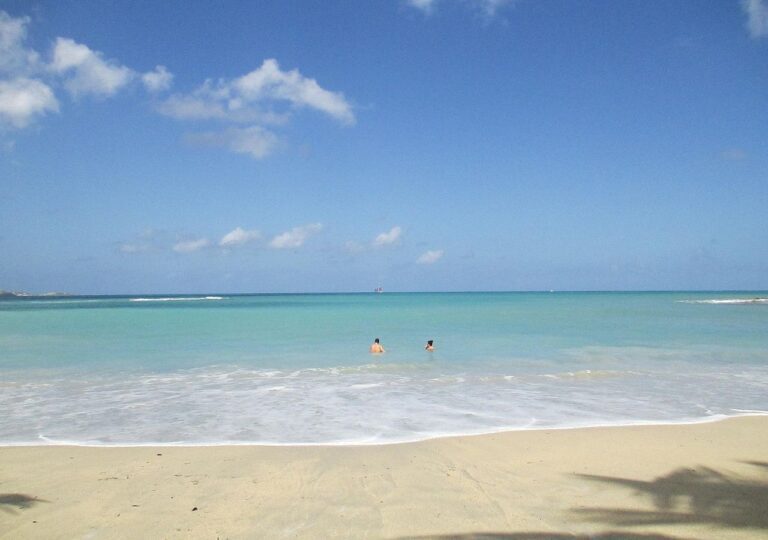 Nazywają ją wyspą 365 plaż. Ale Antigua to o wiele więcej niż piasek