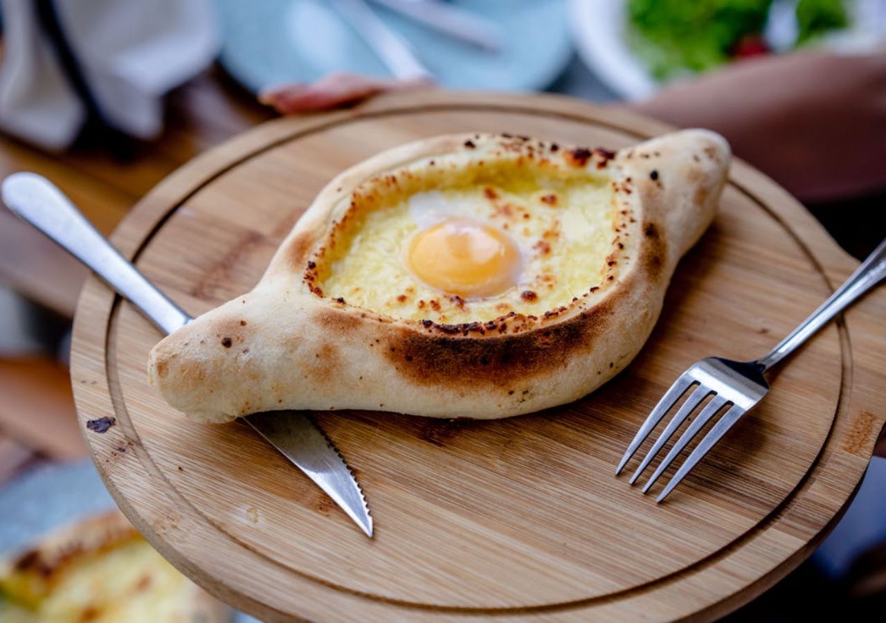 Chaczapuri adżaruli na drewnianej desce