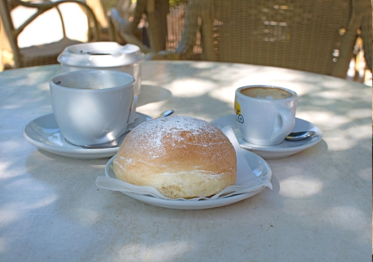 Coca de patata z kawą - Majorka, Baleary, Hiszpania