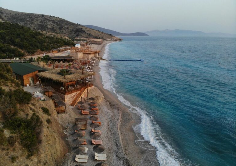 Dhermi na Riwierze Albańskiej. Lepsze niż Ksamil? To miejsce w Albanii pokochają fani spokoju i natury