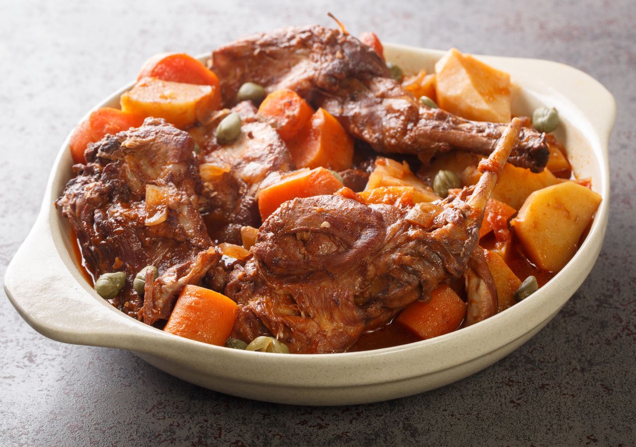 Stuffat tal-Fenek – duszony królik po maltańsku