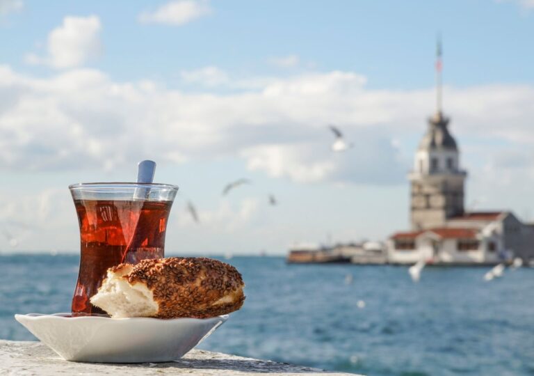 Turecka Szklaneczka ince belli z herbatą na tle panoramy miasta