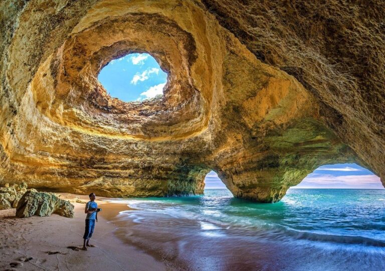 Jaskinia Benagil. Niepozorna z zewnątrz, zapiera dech w środku. Znasz ją z Instagrama