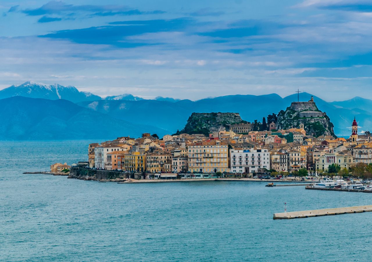 Panorama miejskiego wybrzeża Korfu - grecja