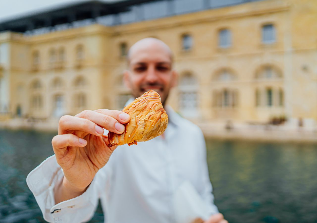 Pastizzi jedzona przez mężczyznę na ulicy - Valetta, Malta
