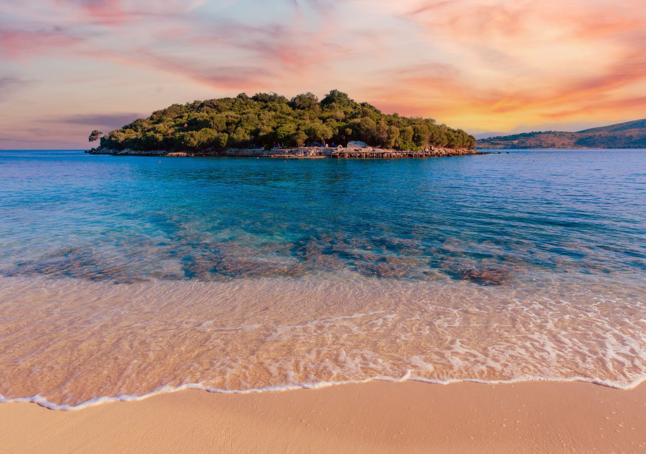 Morze Jońskie i plaża w Ksamil - ALbania w różowym świetle