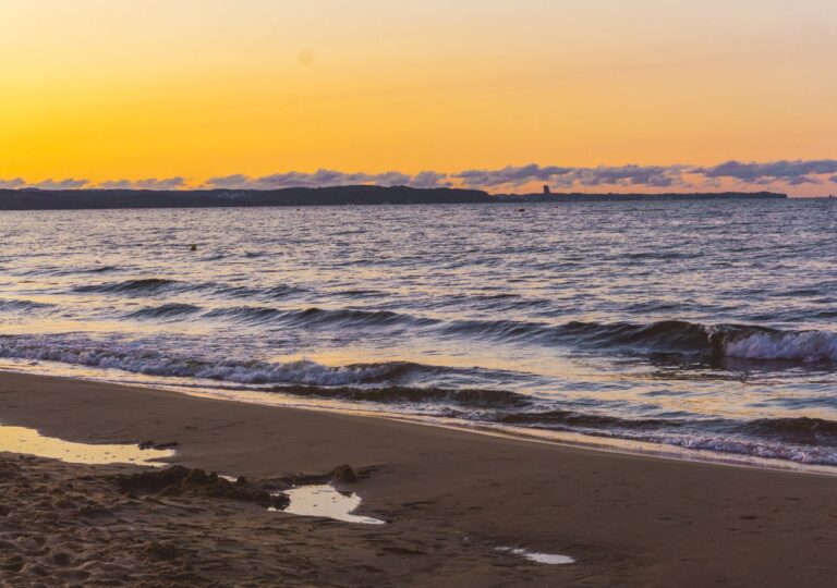 Tu nie musisz walczyć o miejsce! Najszersze plaże w Polsce czekają