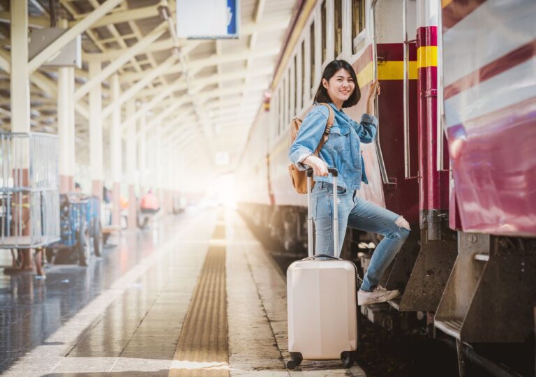 Kobieta z walizka wsiada do pociągu