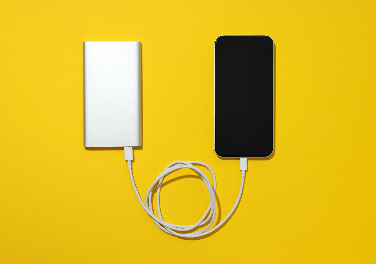 Smartfon podłączony do powerbanka