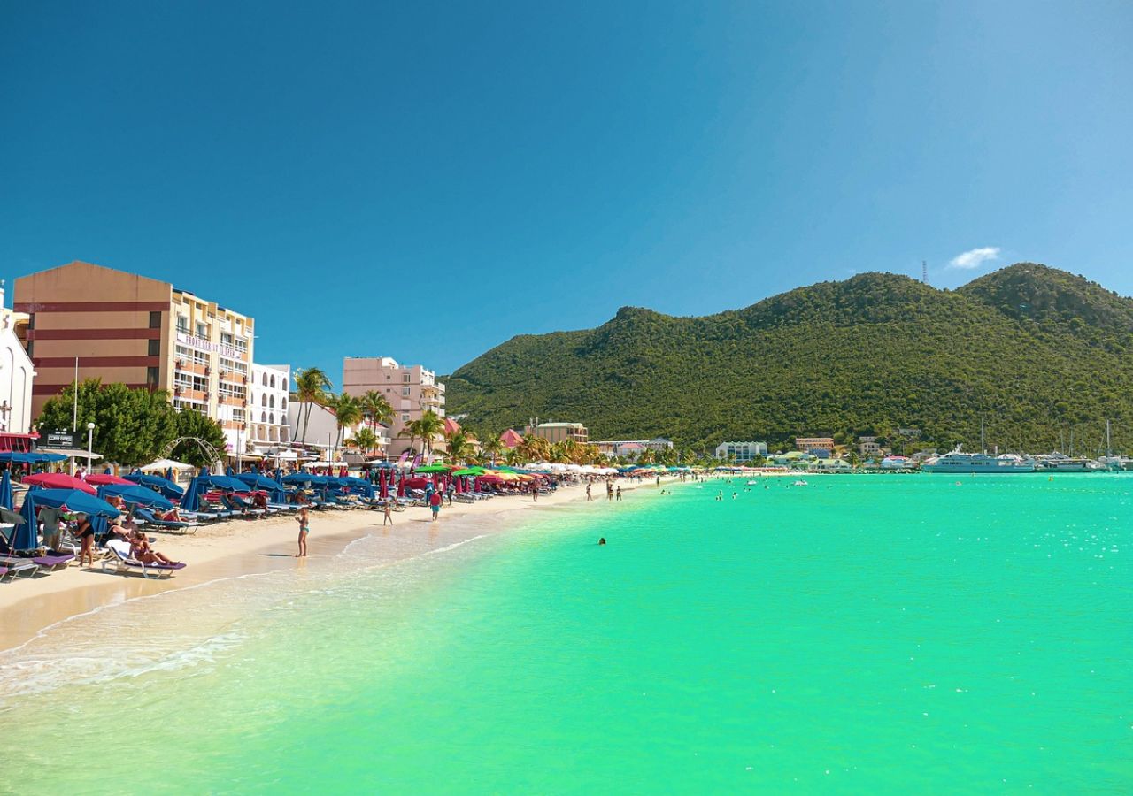 Karaibska wyspa Saint Martin. Nie potrzebujesz paszportu, by leżeć pod palmami. Ta wyspa cię zaskoczy