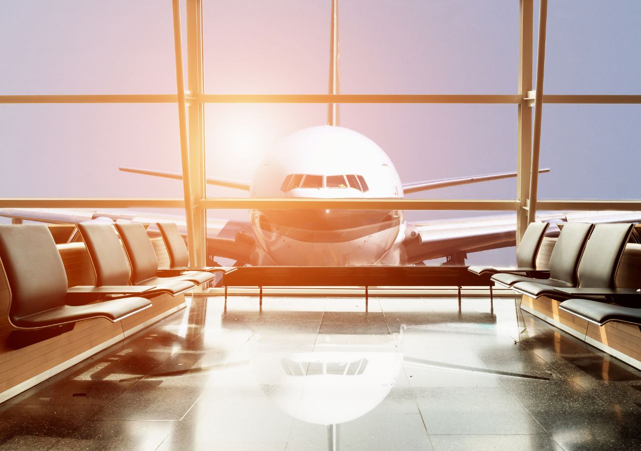 Samolot widziany przez okno lotniska