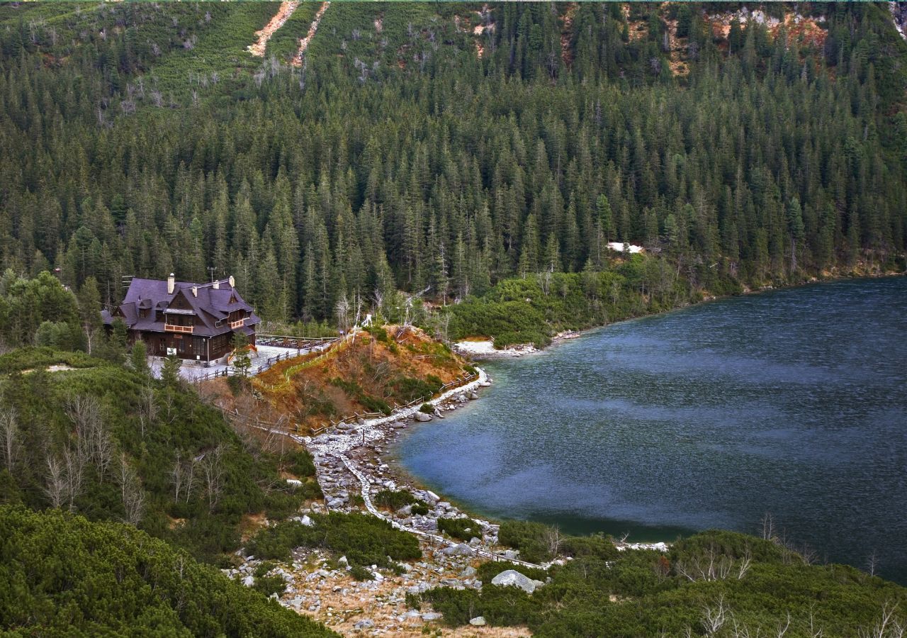 Morskie Oko – panorama z widocznym schroniskiem turystycznym - Tatry, Polska