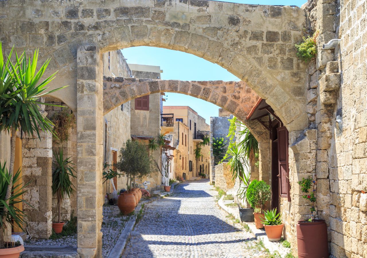 Zabytkowe uliczki Starego Miasta w Rodos - Grecja