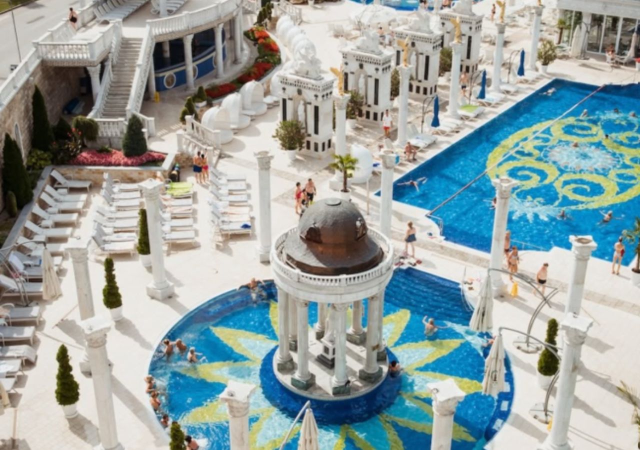 Widok z góry na zewnętrzne baseny kompleksu SPA Aphrodite - Rajecké Teplice, Słowacja