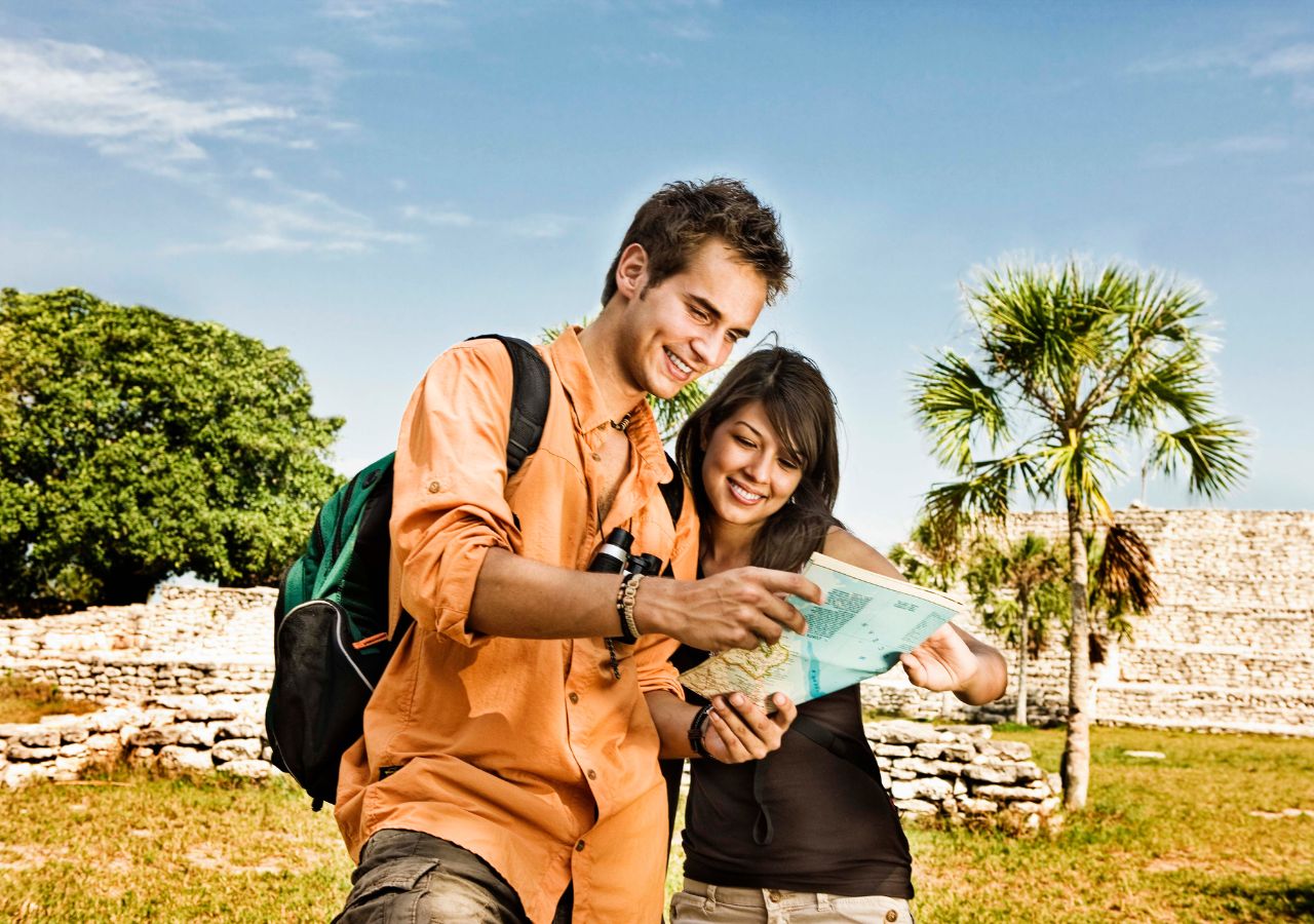 Para turystów na wakacjach sprawdza mapę