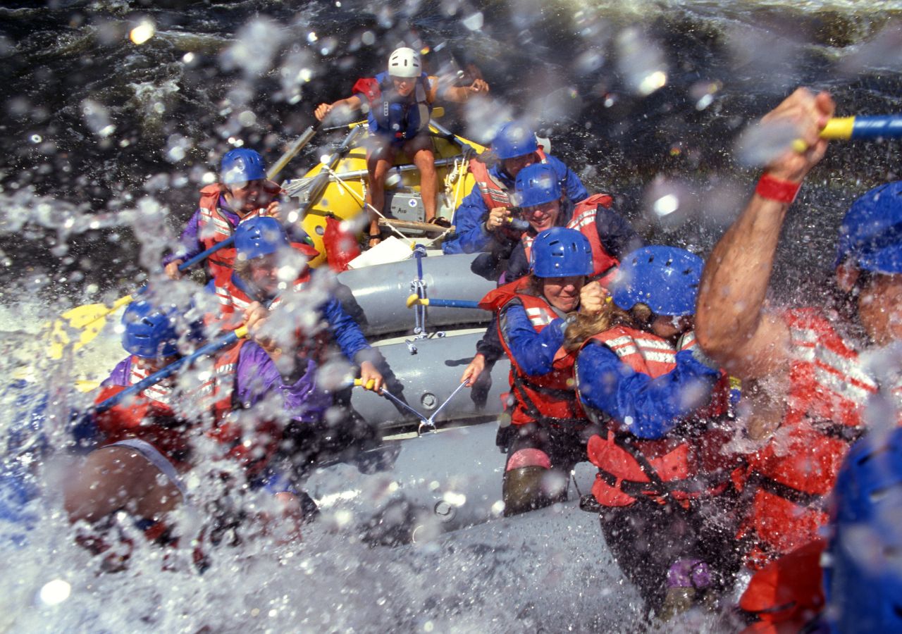 Ludzie w pontonie w czasie raftingu