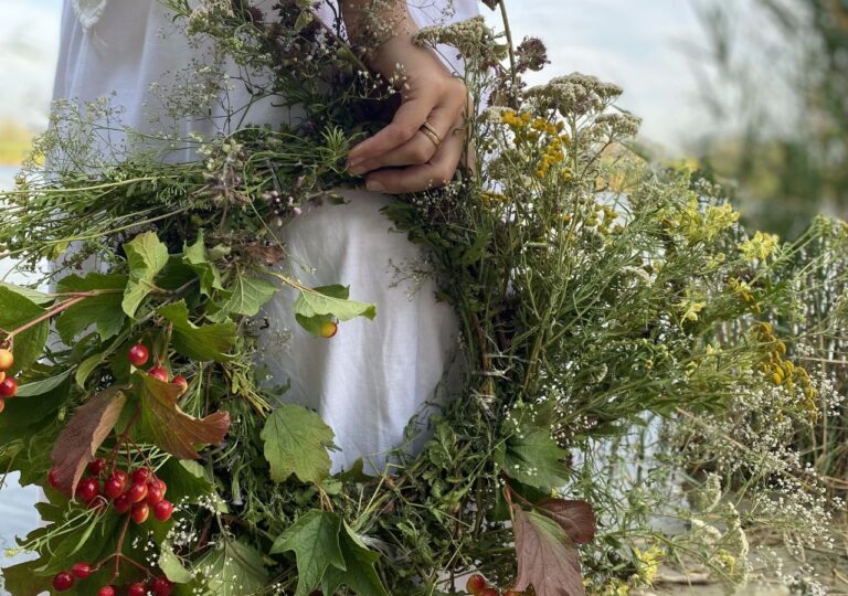 Wianek świętojański w rękach kobiety