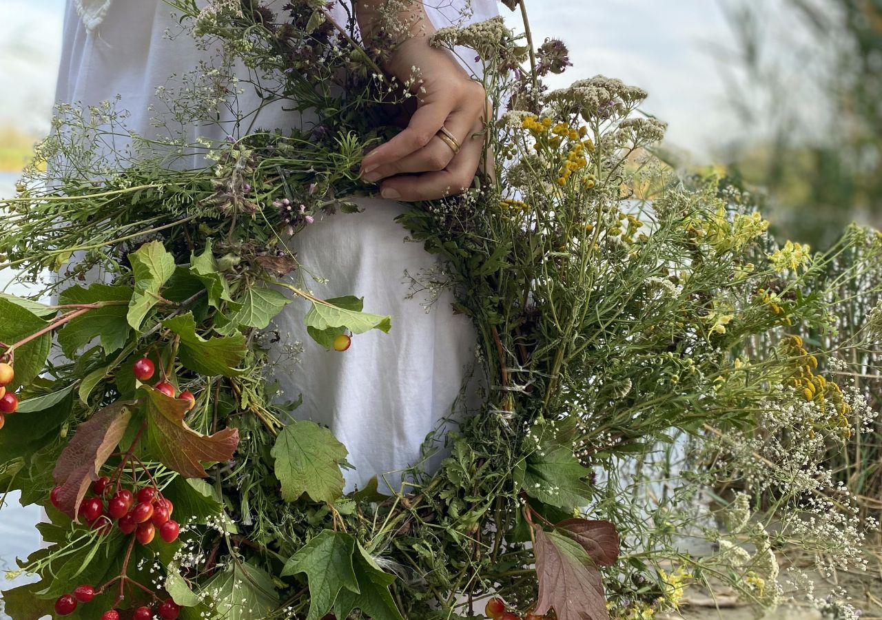 Wianek świętojański w rękach kobiety
