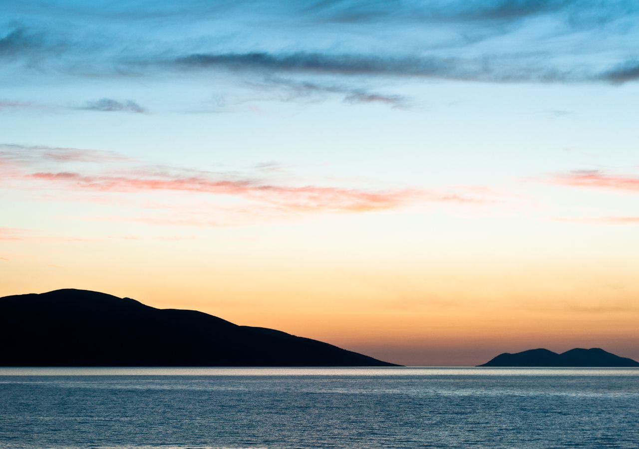 Zatoka Wlory o zmierzchu z wyspą Sazan na horyzoncie - Albania