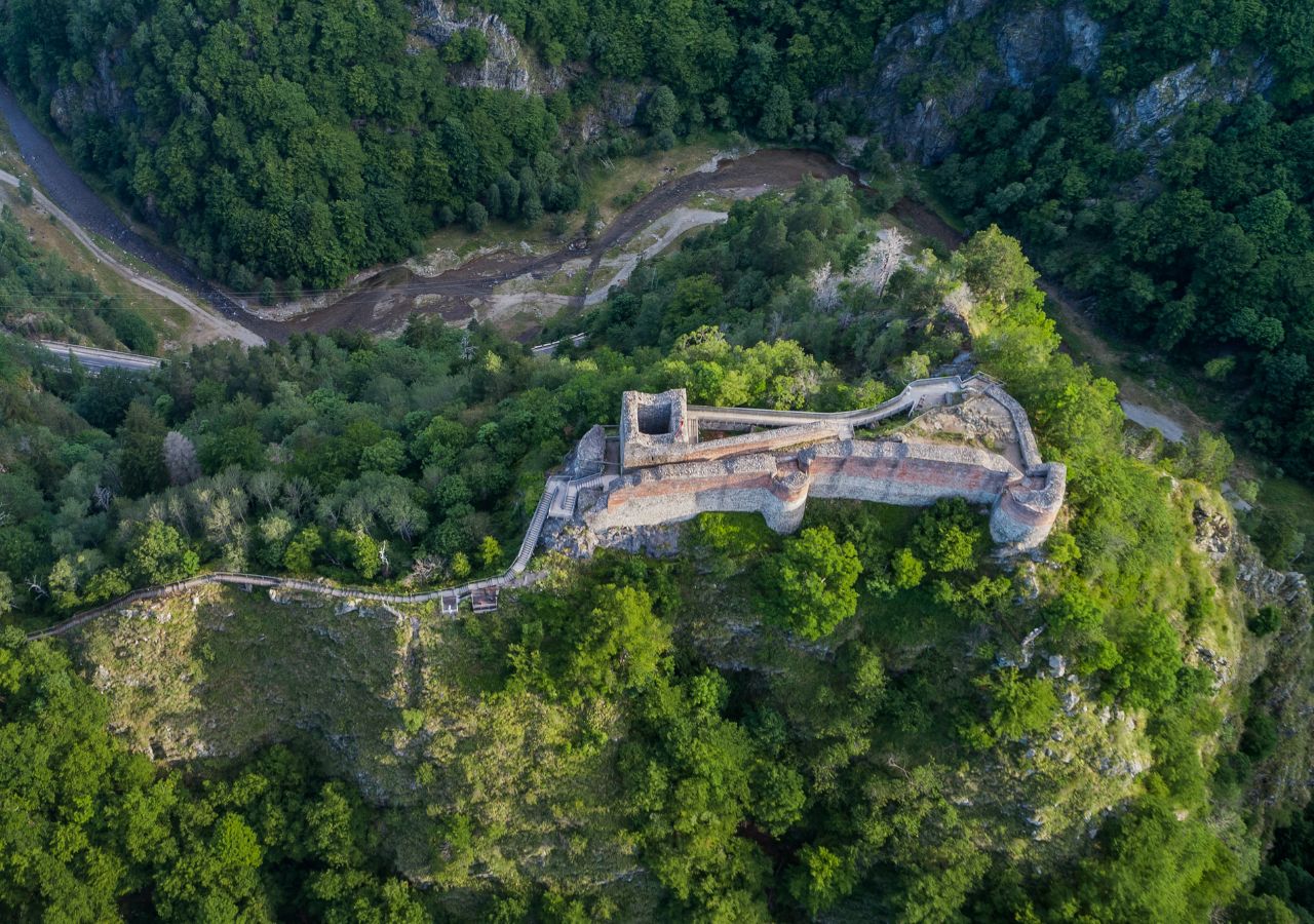 Ruiny twierdzy Poenari na szczycie góry Cetatea - Rumunia
