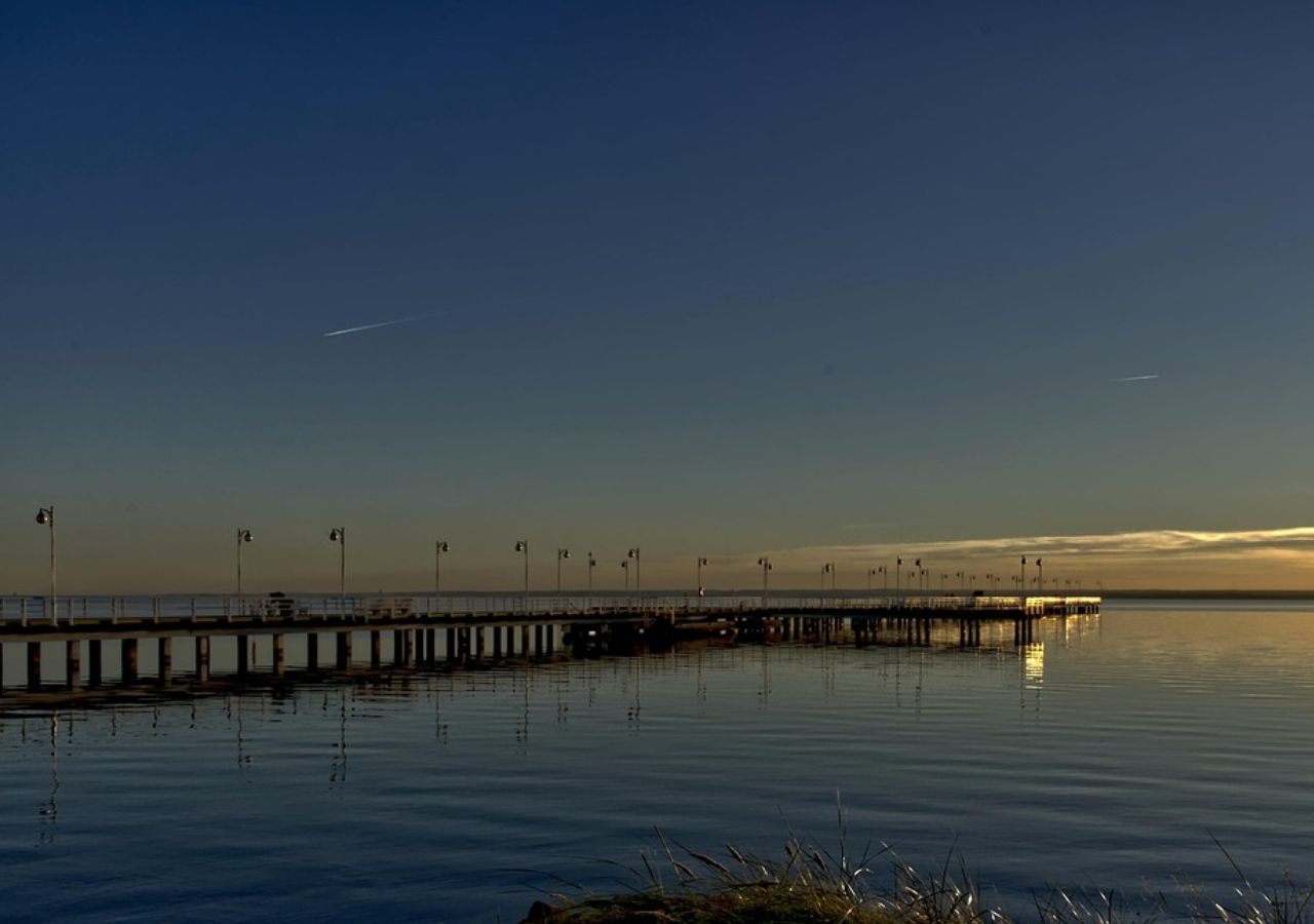 Zatoka Pucka, widok na molo. Nie uwierzysz, że to Bałtyk. Tu woda ma ponad 20 stopni!