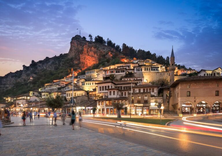 Albańskie miasto Berat wieczorem