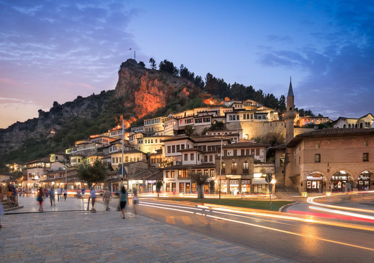 Albańskie miasto Berat wieczorem