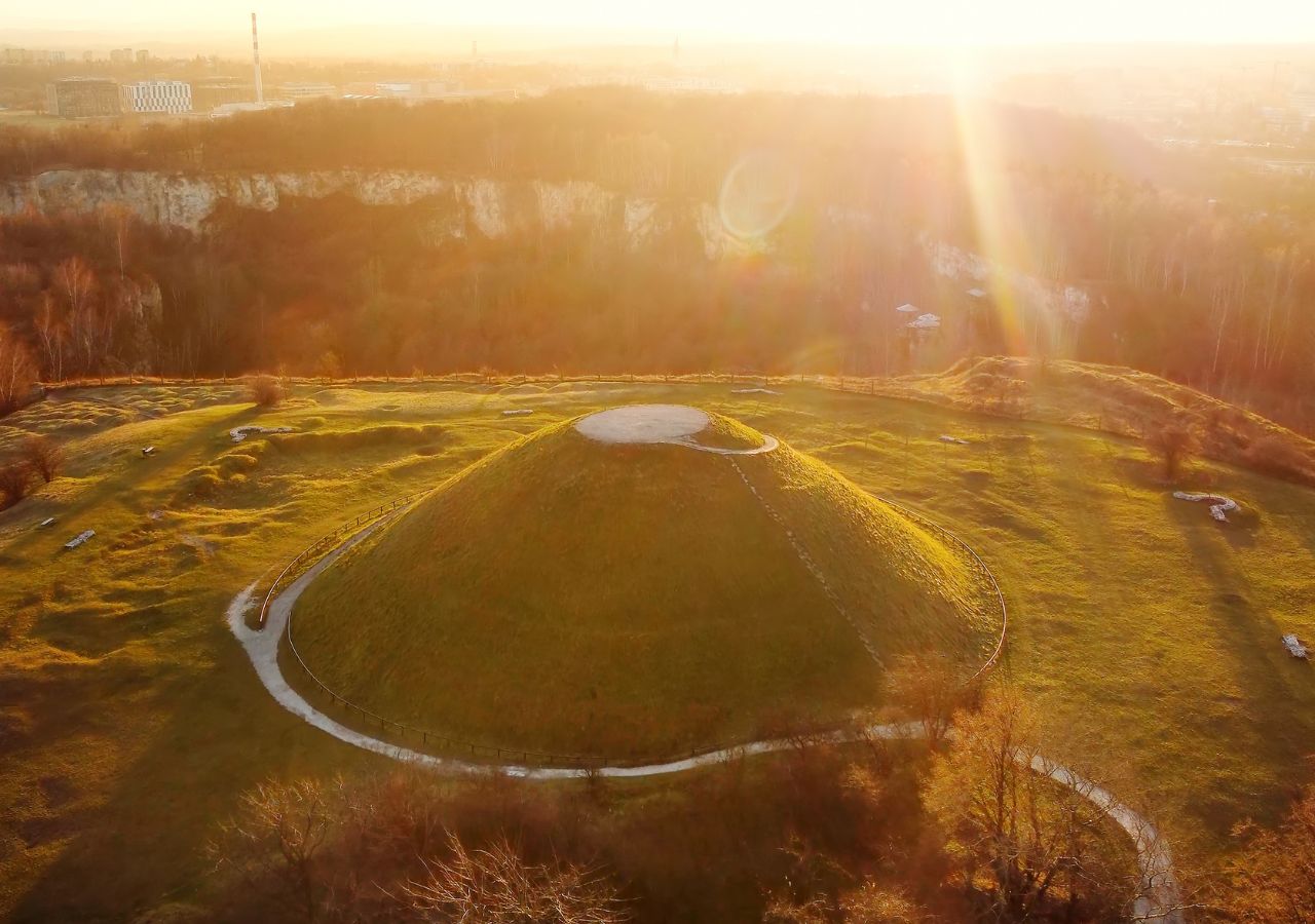 Kopiec Krakusa w blasku słońca