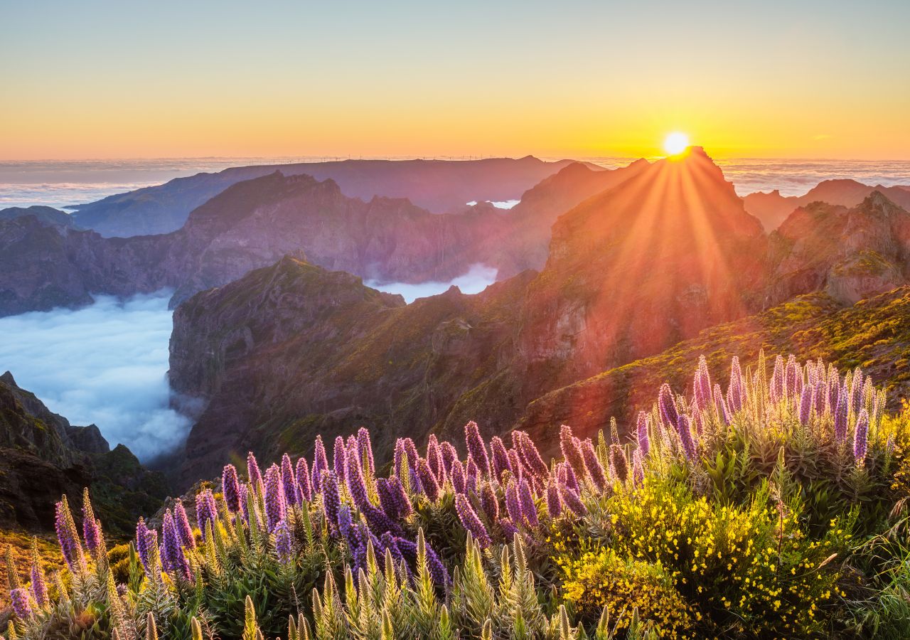 Wschód słońca widziany z Droga na Pico do Arieiro na Maderze