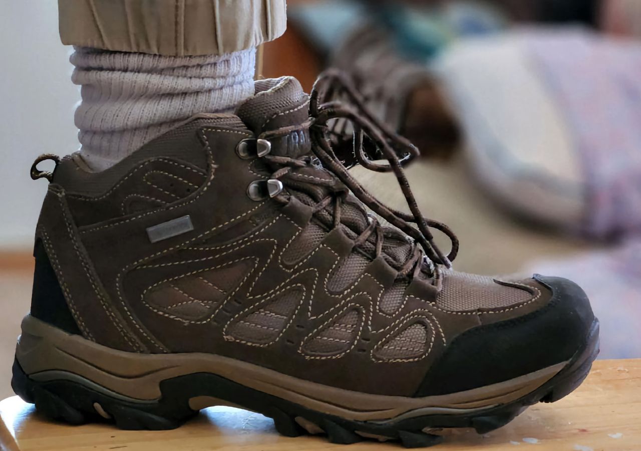 Nowe buty trekkingowe w kolorze brązowym