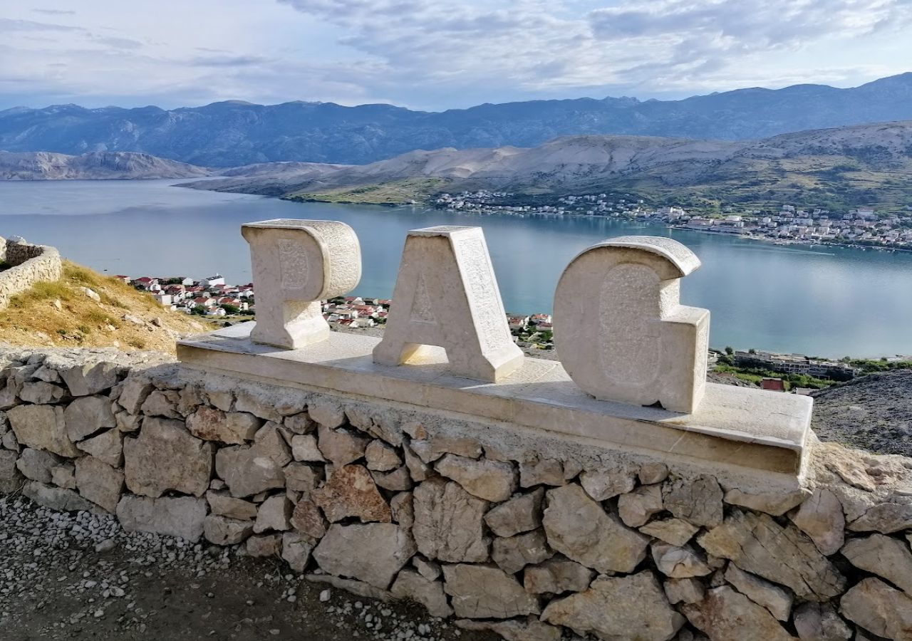 Widok na miasto Pag i zatokę