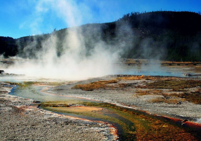 Park Narodowy Yellowstone - para wodna unosząca się nad gorącymi źródłami