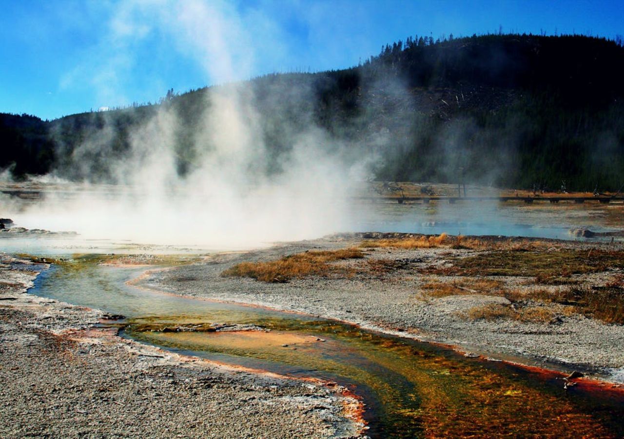 Park Narodowy Yellowstone - para wodna unosząca się nad gorącymi źródłami