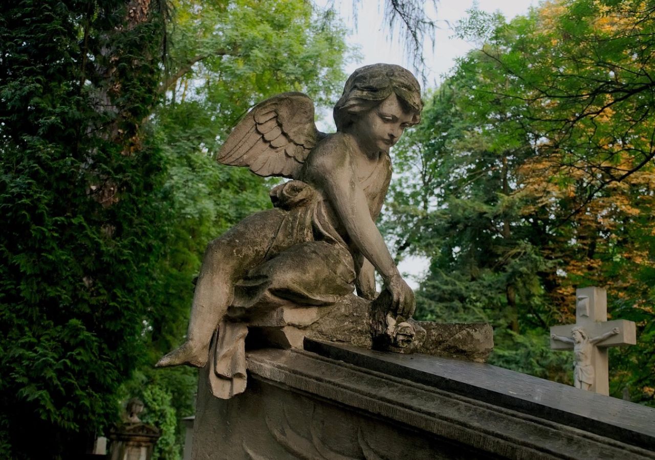Figurka aniołka z zabytkowego grobowca na Cmentarzu Rakowickim w Krakowie