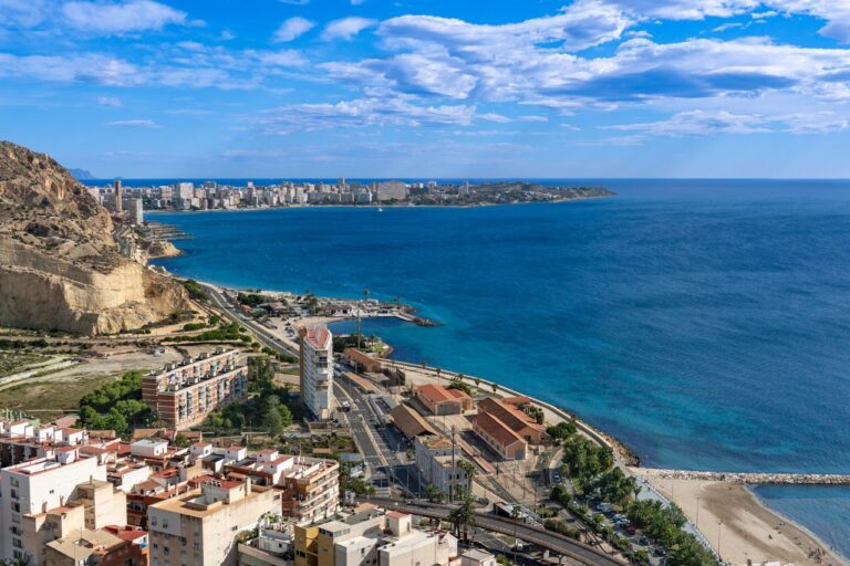 300 dni słońca rocznie brzmi nierealnie. A jednak to prawda. Oto Alicante