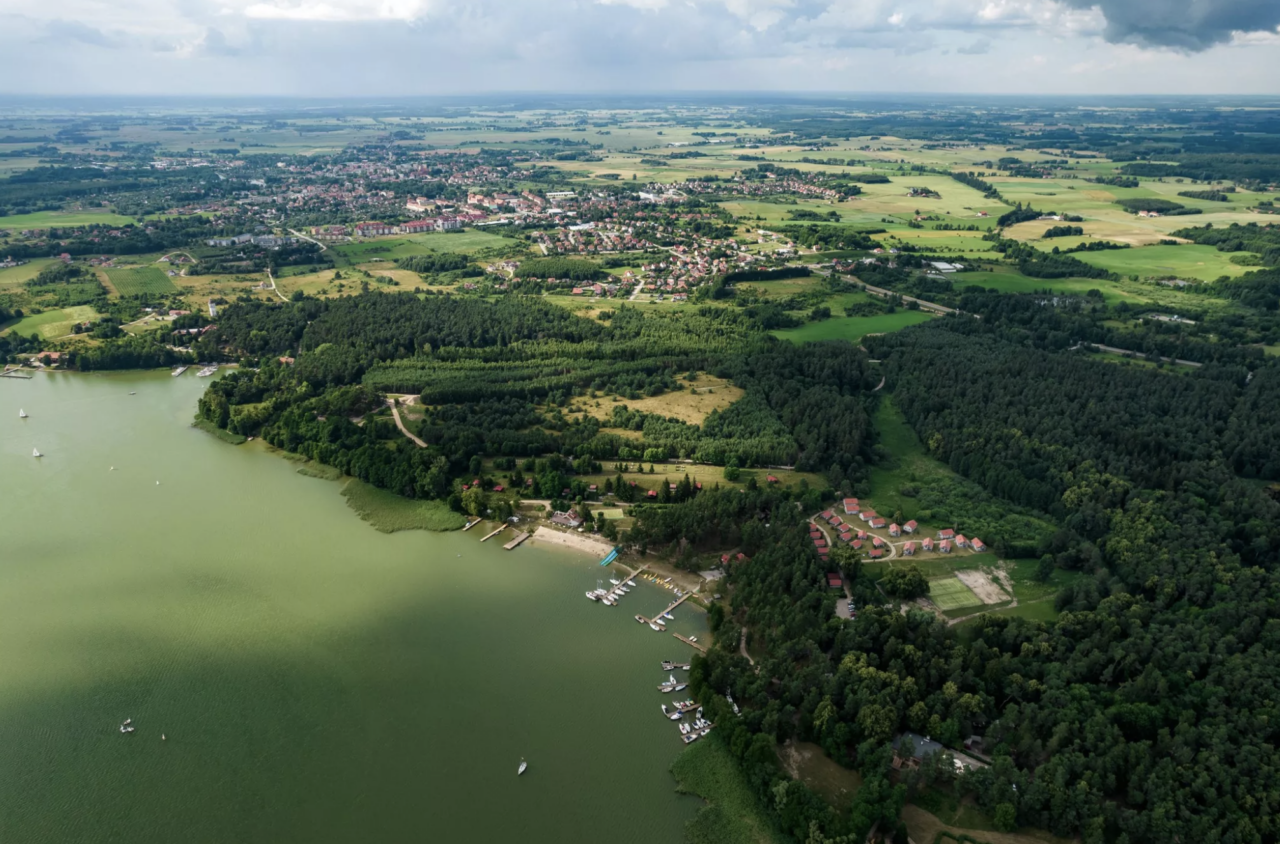 Widok z lotu ptaka na mazurki las i jezioro