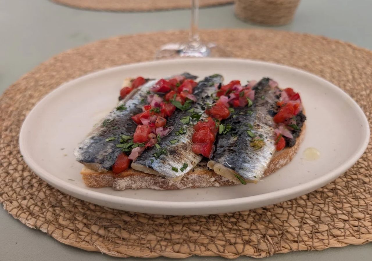 Tost z sardynkami na białym talerzu